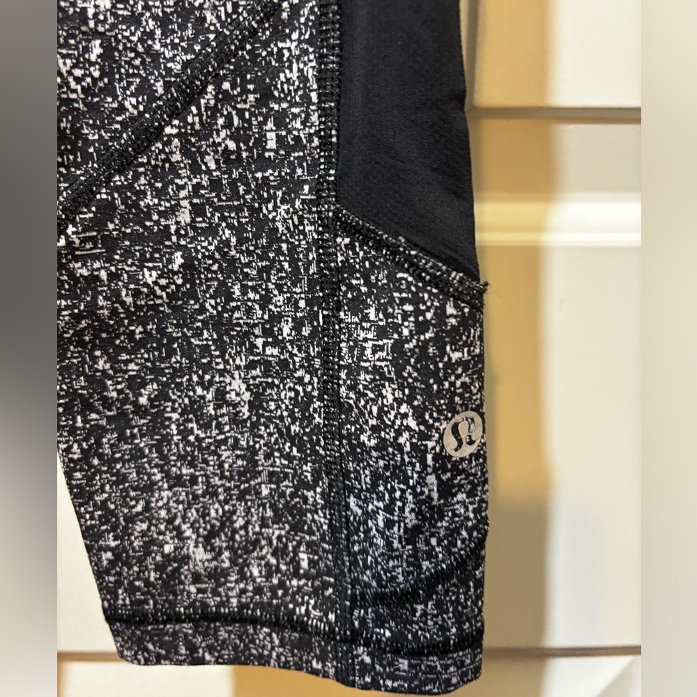 LULULEMON Cropped Leggings Size 4 Black White Pattern EUC D2 - Picture 2 of 5